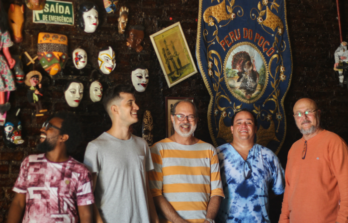 Leo Araújo, Rafael Aragão, George Aragão, Bruno Simpson e Caca Barreto são alguns integrantes da atual formação da Flor de Cactus. Foto: Flor de Cactus/Divulgação