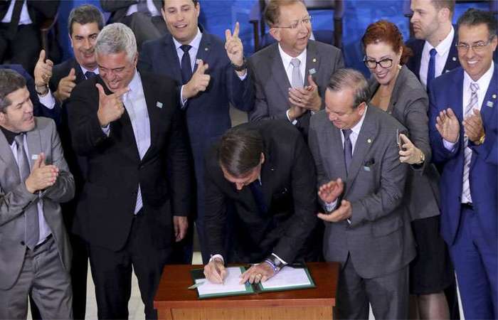 Presidente Bolsonaro durante a assinatura do decreto que flexibiliza o porte de armas no Brasil (Foto: Wilson Dias/ Agncia Brasil)