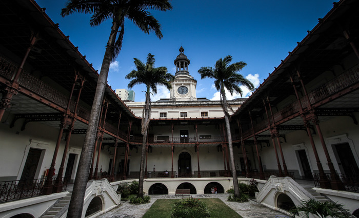 Estudantes criaram perfil para divulgar destaques da UFPE e ressaltam a histria da FDR (foto), por exemplo, uma das mais antigas instituies do pas. Foto: Paulo Paiva/DP.