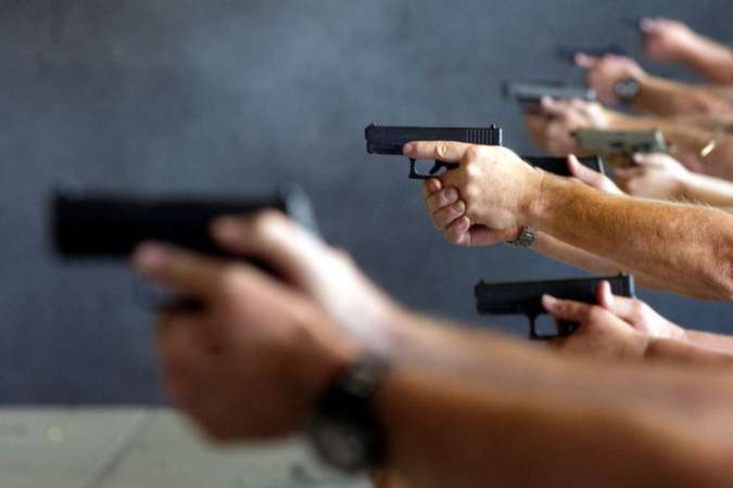 As regras previstas no decreto amplificam o mercado de revlveres, pistolas e munies, confirmando autorizaes para 20 milhes de brasileiros. Foto: AFP / Jason Connolly 