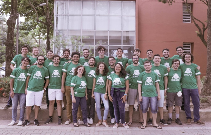 A equipe possui 10 integrantes, mas são necessários no mínimo 6 alunos na RoboCup, para além de competir, aperfeiçoar o projeto.
Foto: Divulgação/RobôCIn. (A equipe possui 10 integrantes, mas são necessários no mínimo 6 alunos na RoboCup, para além de competir, aperfeiçoar o projeto.
Foto: Divulgação/RobôCIn.) A equipe possui 10 integrantes, mas são necessários no mínimo 6 alunos na RoboCup, para além de competir, aperfeiçoar o projeto.
Foto: Divulgação/RobôCIn. (A equipe possui 10 integrantes, mas são necessários no mínimo 6 alunos na RoboCup, para além de competir, aperfeiçoar o projeto.
Foto: Divulgação/RobôCIn.)