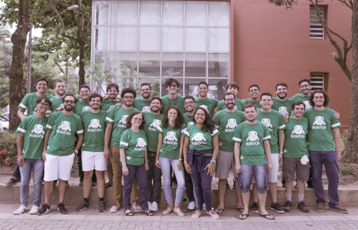 A equipe possui 10 integrantes, mas so necessrios no mnimo 6 alunos na RoboCup, para alm de competir, aperfeioar o projeto.
Foto: Divulgao/RobCIn. (A equipe possui 10 integrantes, mas so necessrios no mnimo 6 alunos na RoboCup, para alm de competir, aperfeioar o projeto.
Foto: Divulgao/RobCIn.)