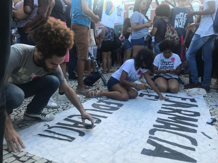 Estudantes confeccionam faixas e cartazes antes da caminhada até o Pátio do Carmo. Foto: Samuel Calado/Esp.DP.