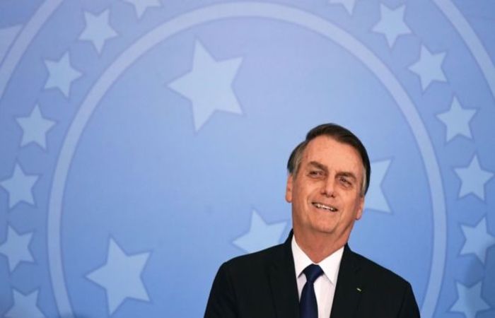 "Brasil e Estados Unidos acima de tudo", afirmou Bolsonaro ao bater continncia para a bandeira americana. Em seguida emendou: "Brasil acima de todos", no lugar de "Deus acima de todos" - Foto: Evaristo S/AFP 