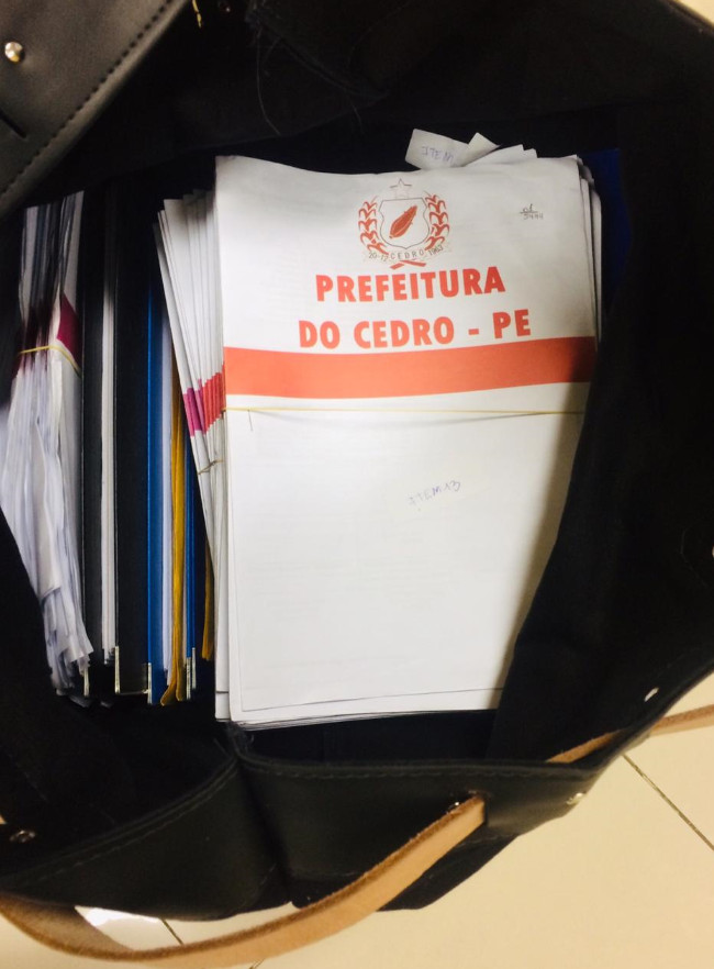 Foram apreendidos documentos oficiais da Prefeitura de Cedro (Foto: Divulgao/PF) (Foram apreendidos documentos oficiais da Prefeitura de Cedro (Foto: Divulgao/PF))