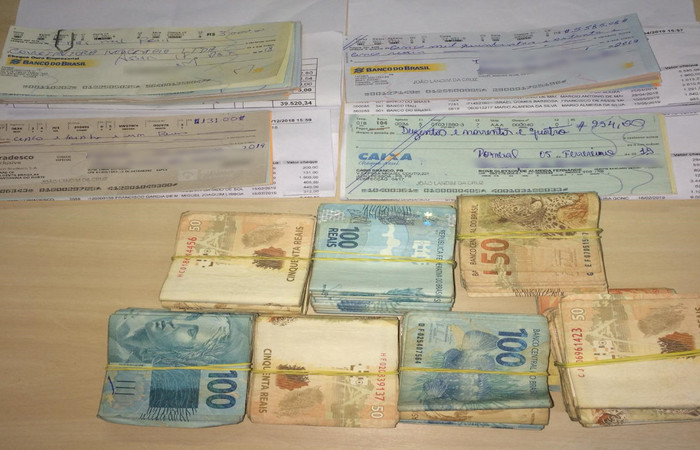 Aproximadamente R$ 45 mil em espcie foram apreendidos na residncia do prefeito de Cedro. (Foto: Divulgao/PF) (Aproximadamente R$ 45 mil em espcie foram apreendidos na residncia do prefeito de Cedro. (Foto: Divulgao/PF))