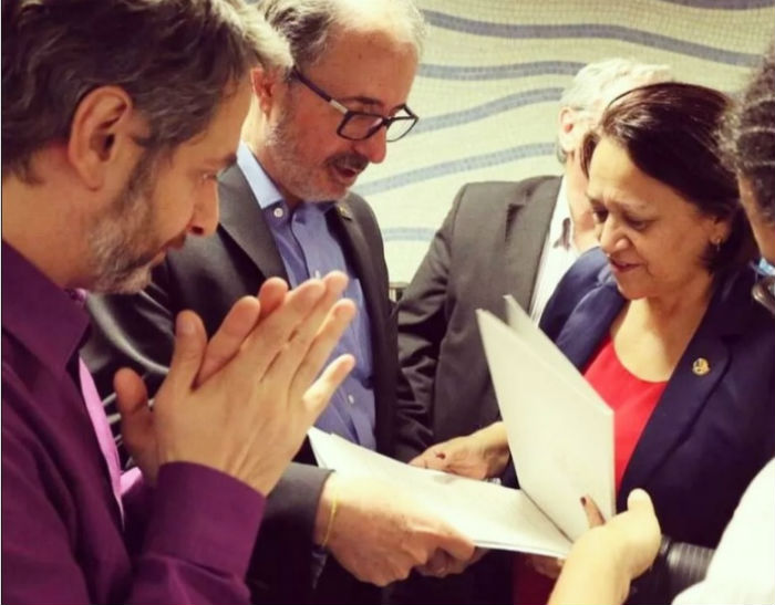 Castilho (no meio) e Volnei Cannica, ento diretor do Livro, Leitura, Literatura e Bibliotecas do MinC, entregando o projeto de lei  senadora Ftima Bezerra em maio de 2016 | Assessoria do Gabinete da senadora. Foto: Divulgao