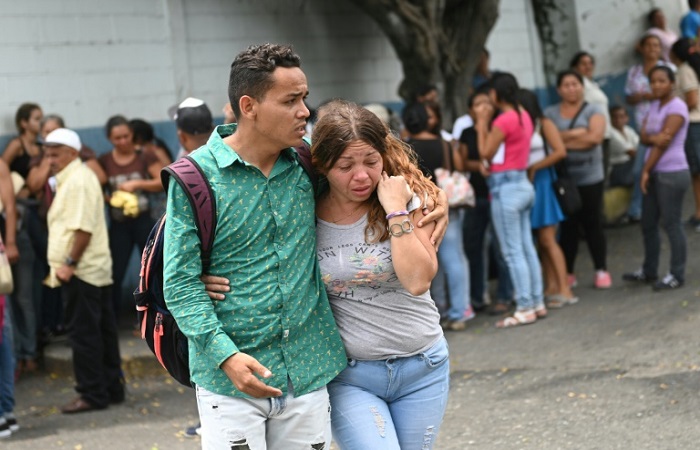Familiares dos prisioneiros que morreram em um motim em uma delegacia venezuelana esperam em frente do necrotrio do hospital Jess Mara Casal Ramos em Acarigua, em 25 de maio de 2019. FOTO: AFP / Marvin RECINOS
 (Familiares dos prisioneiros que morreram em um motim em uma delegacia venezuelana esperam em frente do necrotrio do hospital Jess Mara Casal Ramos em Acarigua, em 25 de maio de 2019. FOTO: AFP / Marvin RECINOS
)