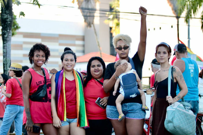 Dbora (brao erguido) saiu de Paulista para participar do ato. Foto: Tarciso Augusto/Esp.DP.