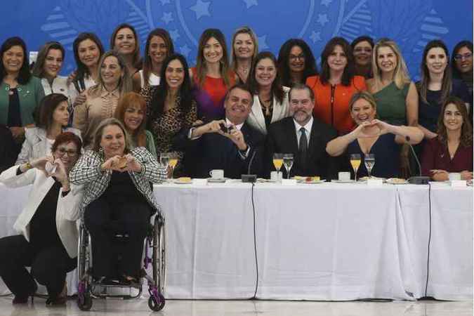 Bolsonaro, ao lado do presidente do STF, Dias Toffoli, e de Joice Hasselmann, em caf da manh com bancada feminina no Congresso: mensagens positivas para o parlamento. Foto: Antonio Cruz/Agncia Brasil