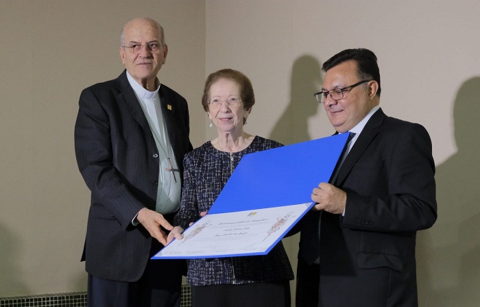 Titulo foi entregue à economista por dom Fernando Saburido e padre Pedro Rubens.
Foto: Carla Siqueira/Divulgação. (Titulo foi entregue à economista por dom Fernando Saburido e padre Pedro Rubens.
Foto: Carla Siqueira/Divulgação.) Titulo foi entregue à economista por dom Fernando Saburido e padre Pedro Rubens.
Foto: Carla Siqueira/Divulgação. (Titulo foi entregue à economista por dom Fernando Saburido e padre Pedro Rubens.
Foto: Carla Siqueira/Divulgação.)