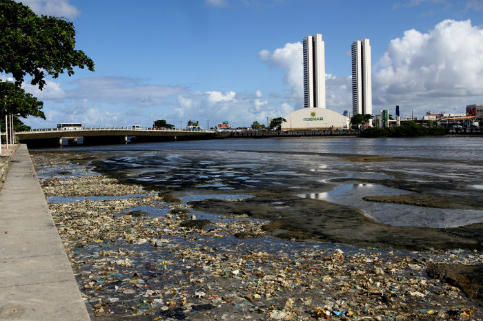 Do Cais da Alfndega, onde est uma das esculturas,  possvel observar a poluio do Rio Capibaribe. Foto: Bruna Costa/Esp.DP.