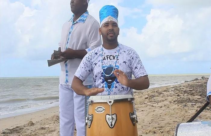 Percussionista do Afox Ar Omim tocando Atabaque. . Foto: Samuel Calado/DP