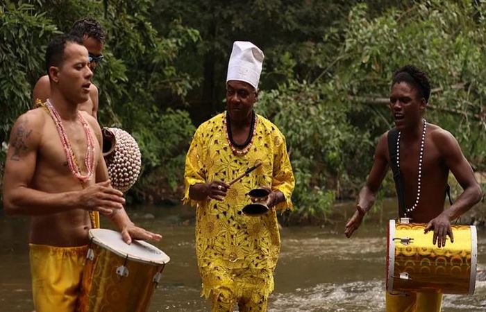 Percussionistas do Afox Filhos de Dandalunda. Foto: Samuel Calado/DP