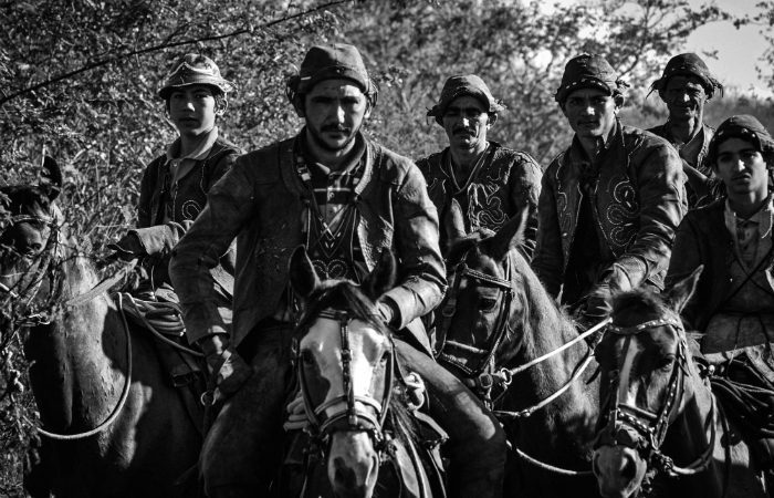 Joo Cncio (centro) acompanhado por vaqueiros (Foto: Fred Jordo/Divulgao)