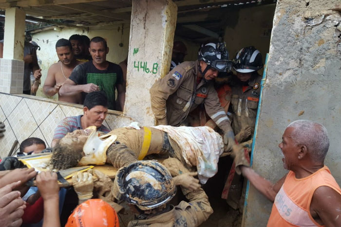 Agentes da Defesa Civil, do Corpo de Bombeiros e voluntrios trabalham no local onde um homem morreu e outras ficaram desaparecidas aps o deslizamento de uma barreira em Camaragibe. Foto: Bruno Lafaiete/Cdigo19/Agncia Estado.