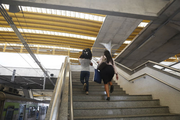 Sem saber que o metr ia parar nesta sexta, a comerciria Eliane Silva de Souza, 41, estava de viagem marcada para Santa Catarina. Foto: Leandro de Santana/Esp. DP.