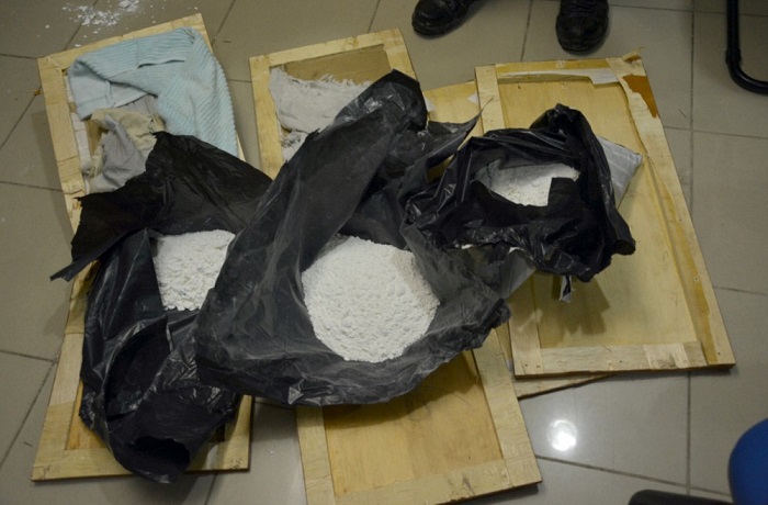 A droga estava escondida dentro de um rack de madeira e foi identificada por um co farejador. Foto: PF/Divulgao 