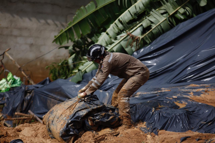 Sete pessoas morreram aps deslizamento de barreira em Camaragibe. Foto: Paulo Paiva/DP.