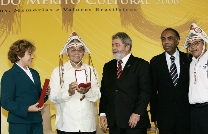 Sebastio Biano recebendo a condecorao de Ordem do Mrito Cultural, em 2006, pelo ento presidente Lula ( Foto: Palcio do Planalto/Divulgao)