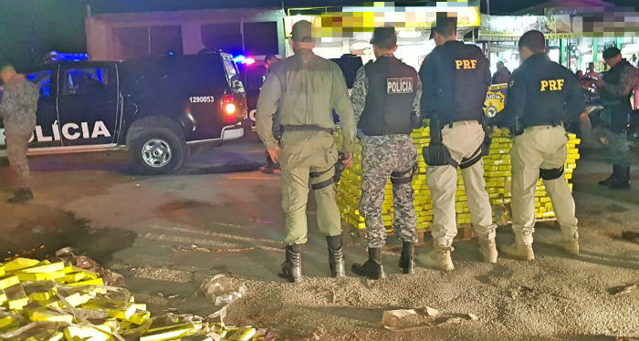 Dois caminhões carregados com oito toneladas da erva foram apreendidos em São Caetano. Foto: PRF / Divulgação