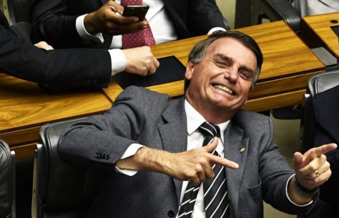 Bolsonaro fez jogada de xadrez 4D ou puxou revólver sem munição