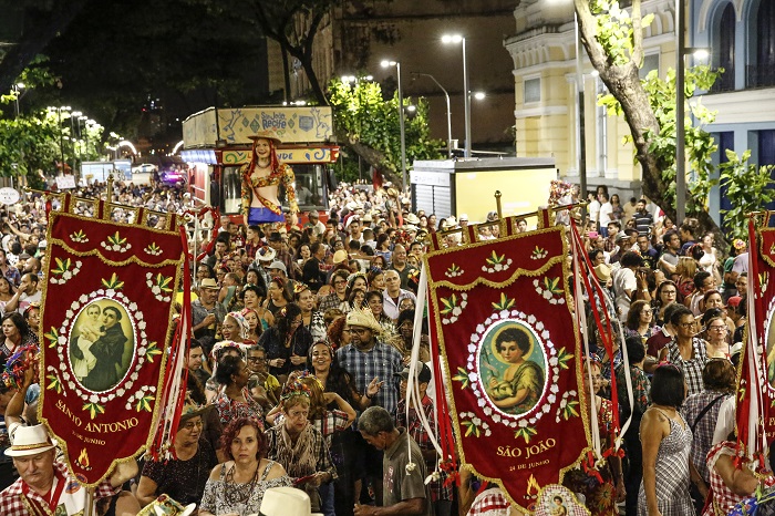 Por volta das 20h, o grupo de sanfoneiros inicia a Caminhada em direo  Praa do Arsenal. Foto: Paulo Paiva/DP