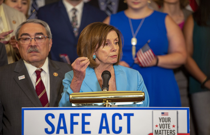 Nancy Pelosi, a presidente da Cmara, telefonou para Trump nesta quarta-feira para discutir como reconciliar as diferenas entre os projetos da Cmara e do Senado. Foto: TASOS KATOPODIS/GETTY IMAGES NORTH AMERICA/AFP (Foto: TASOS KATOPODIS/GETTY IMAGES NORTH AMERICA/AFP)