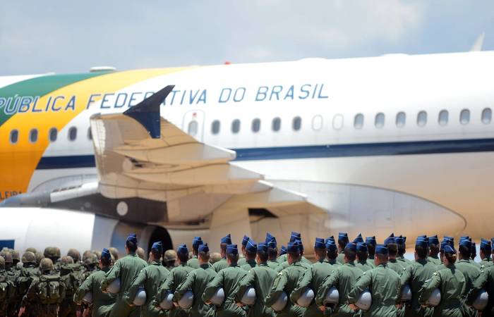 Um grupo de militares diante de um avio da Fora Area Brasileira (FAB), em uma imagem de arquivo. Foto: Tereza Sobeira/Ministrio da Defesa/Divulgao