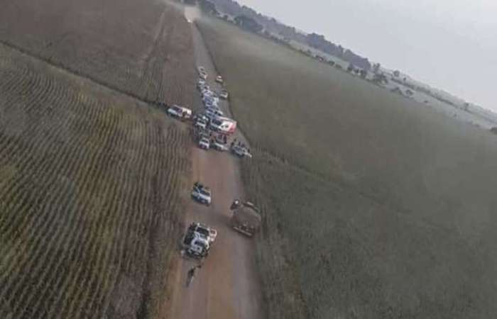 Policiais cercaram o caminho que estava na BR-262, entre Uberaba e Arax. Foto: Divulgao/PM