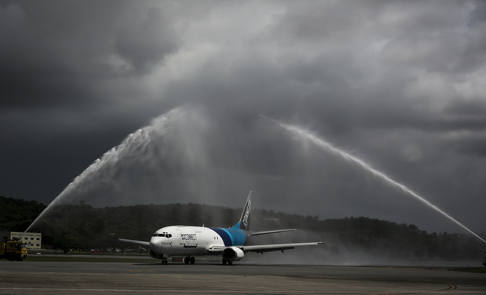 Avio Boeing passou pelo batismo na pista do aeroporto do Recife. Foto: Heudes Regis/SEI