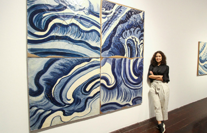 Artista ao lado de obra mais "geométrica". Peça pertence à cantora Marisa Monte (Foto: Bruna Costa/DP) Artista ao lado de obra mais "geométrica". Peça pertence à cantora Marisa Monte (Foto: Bruna Costa/DP)