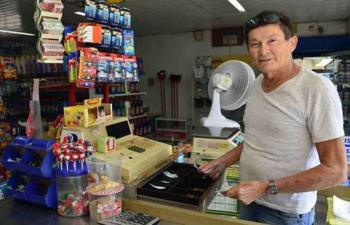 Joo Batista inaugurou o mercado na Estrutural em 1994. Hoje, o comerciante diz que no vale manter o negcio - Foto: Marcelo Ferreira/CB/D.A Press