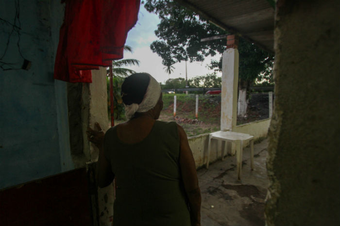 Me Maria, proprietria de um terreiro na rea, disse que a casa dela apresenta rachaduras em virtude da obra. Foto: Bruna Costa/especial DP