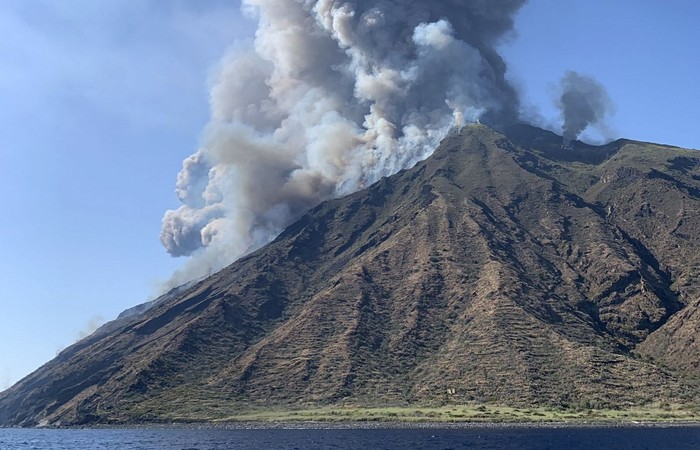 Vulcão Stromboli entra em erupção, mata um italiano e deixa ...