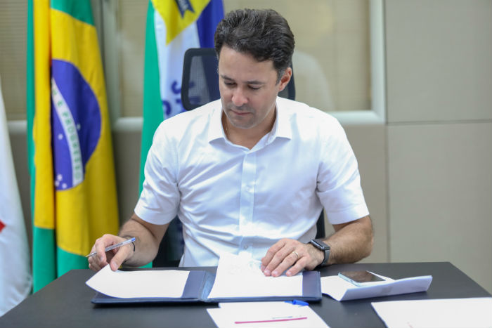 Prefeito Anderson Ferreira sancionou projeto de lei. Foto: Matheus Britto/PJG