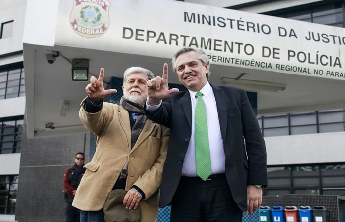  direita, o candidato Alberto Fernndez, e,  esquerda, um integrante do grupo que protesta pela liberdade do ex-presidente Lula. Foto: Eduardo Matysiak (Foto: Eduardo Matysiak)