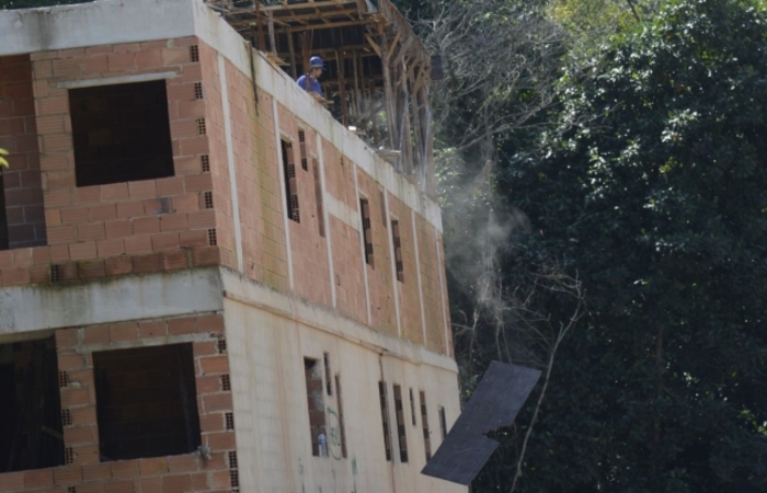 Prefeitura iniciando a demolio de dois prdios no condomnio Figueiras do Itanhang, em Muzema, no Rio de Janeiro. Foto: Tnia Rgo/Agncia Brasil (Foto: Tnia Rgo/Agncia Brasil)