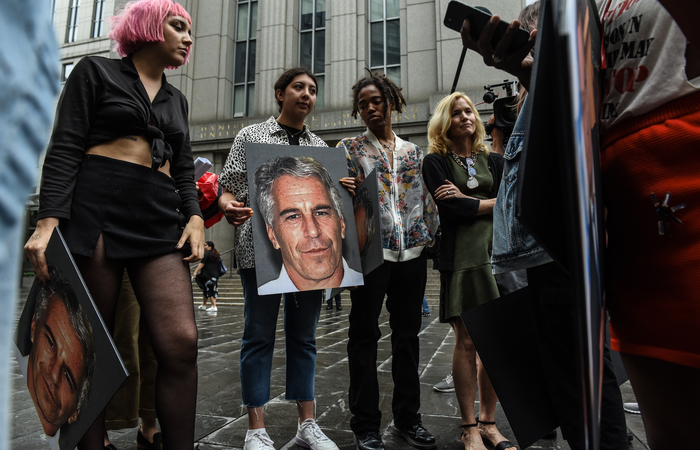 Grupo "Hot Mess" protesta contra o empresrio acusado de trfico sexual e conspirao. Foto: Stephanie Keith/Getty Images North America/AFP