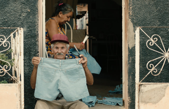 O ritmo incessante das fbricas de jeans engole no s o tempo de vida das pessoas, mas tambm a antiga economia do meio rural. Foto: Reproduo