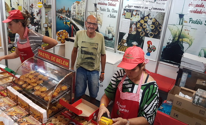 Csar Roberto Elias trouxe 10 mil doces para comercializar na feira. Foto: Luciana Morosini/Foto DP