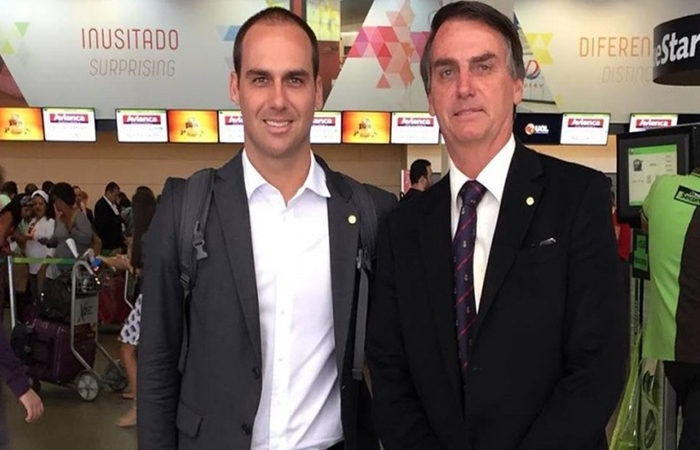 Resultado de imagem para foto de eduardo bolsonaro e jair bolsonaro