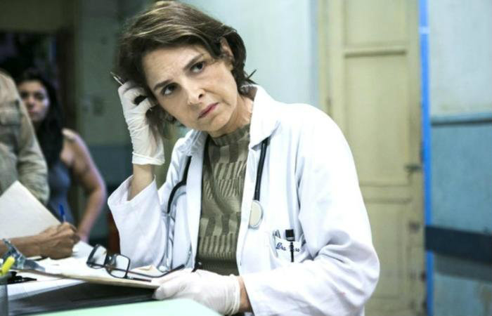 Drica Moraes interpreta uma infectologista em "Sob Pressão" (Foto: Divulgação / TV Globo) Drica Moraes interpreta uma infectologista em "Sob Pressão" (Foto: Divulgação / TV Globo)