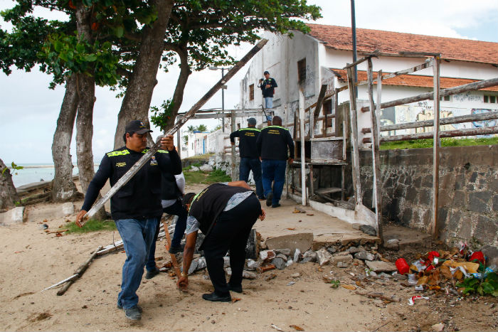 Foram recolhidos os materiais utilizados nos bares, barracas e demais estruturas improvisadas. Foto: Alice Mafra/Prefeitura de Olinda