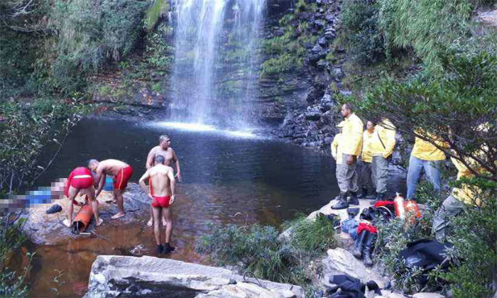 No domingo, dois homens morreram afogados enquanto tentavam tirar a famosa foto na Cachoeira. Foto: Bombeiros / Divulgao