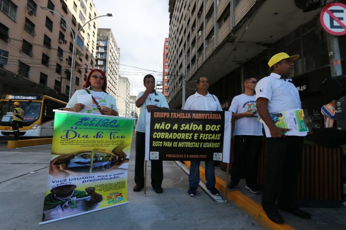 Manifestantes criticam demisso de cobradores e fiscais. Foto: Tarciso Augusto/esp. DP