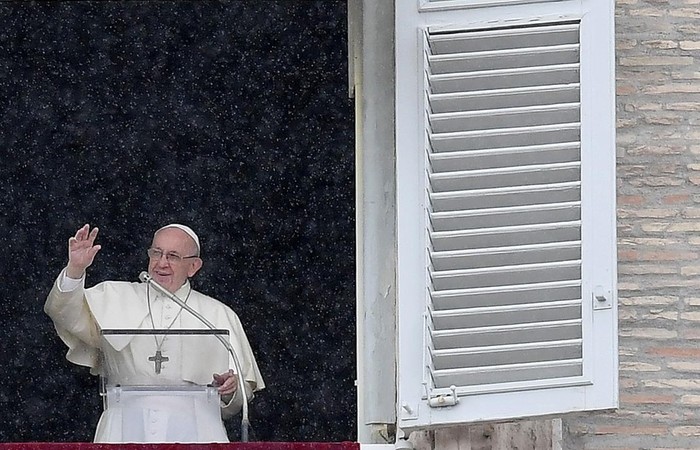Papa Francisco acenando para multido. Foto: Tiziana Fabi/AFP