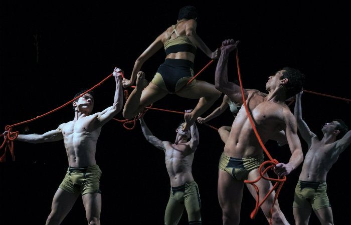 O espetáculo Nó, de Deborah Colker, traz reflexões sobre dominação, submissão, desejos e impulsos em versão reformulada, em cartaz hoje, no Teatro Guararapes. Foto: Nó/Divulgação O espetáculo Nó, de Deborah Colker, traz reflexões sobre dominação, submissão, desejos e impulsos em versão reformulada, em cartaz hoje, no Teatro Guararapes. Foto: Nó/Divulgação