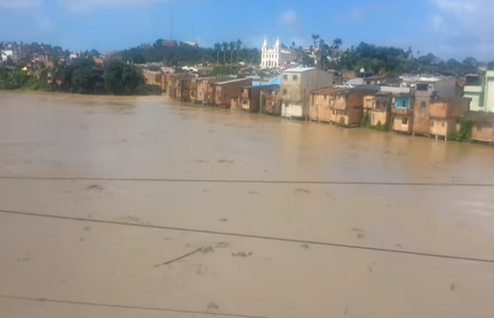 Rio Una, que corta a cidade de Barreiros, chegou a marca dos cinco metros, mas a APAC tranquiliza afirmando que ele continuar estvel. Foto: Reproduo/ Internet 