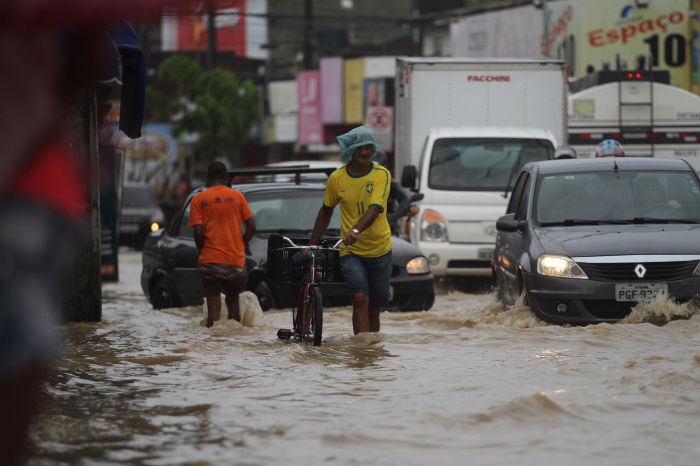 A Prefeitura do Recife informou que atua desde o incio da chuva com cerca de mil profissionais. Foto: Peu Ricardo/DP.